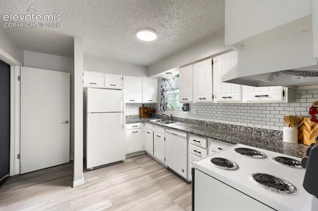 Image 8 of 25: Kitchen