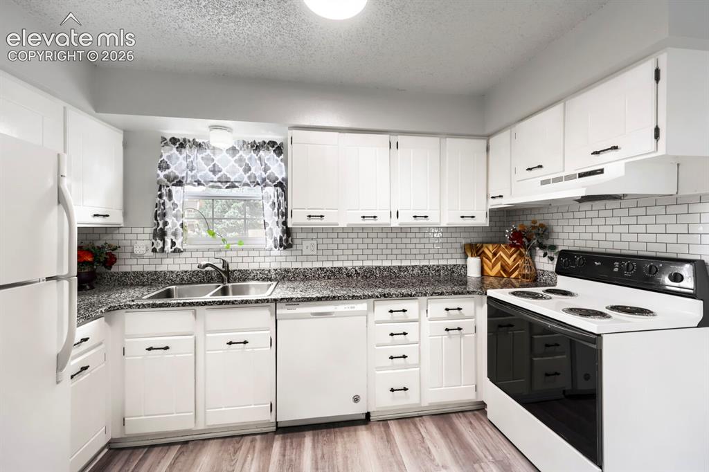 Image 9 of 25: Kitchen