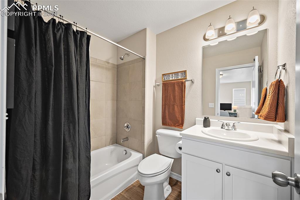 Image 21 of 47: Upper level full bath