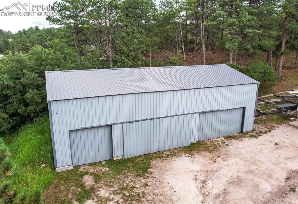 Image 35 of 41: Garage