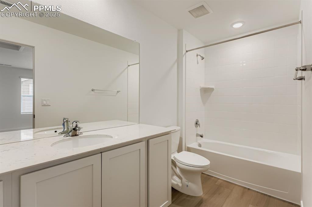 Image 10 of 12: Bathroom