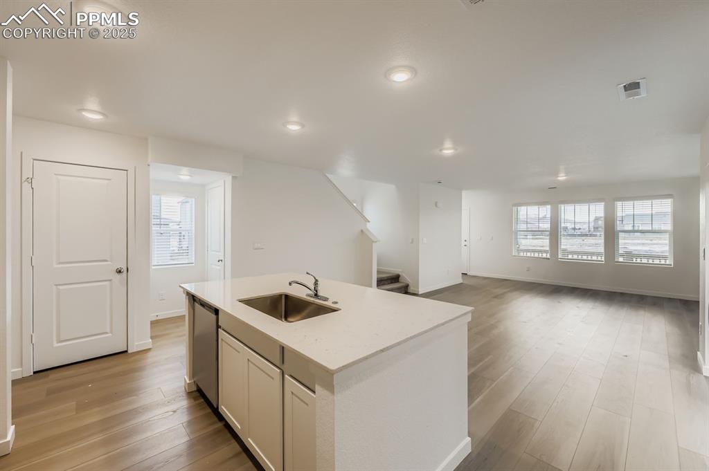 Image 5 of 12: Kitchen