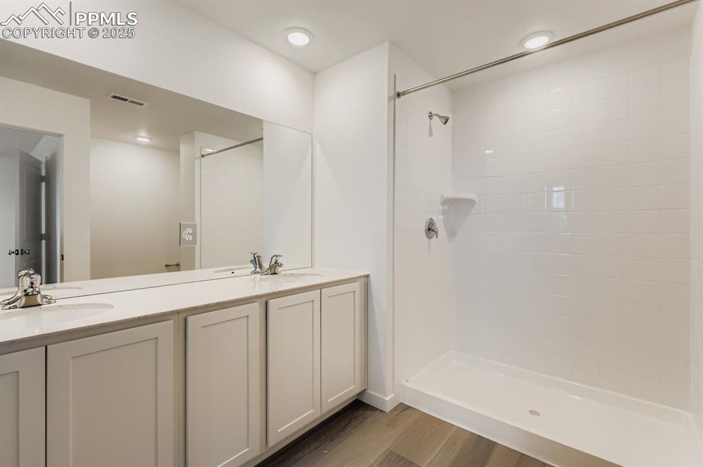 Image 7 of 12: Bathroom