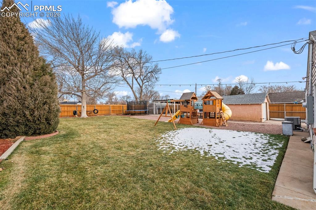 Image 12 of 21: Yard