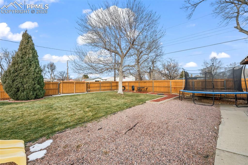 Image 14 of 21: Yard