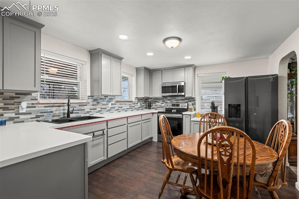 Image 4 of 21: Kitchen