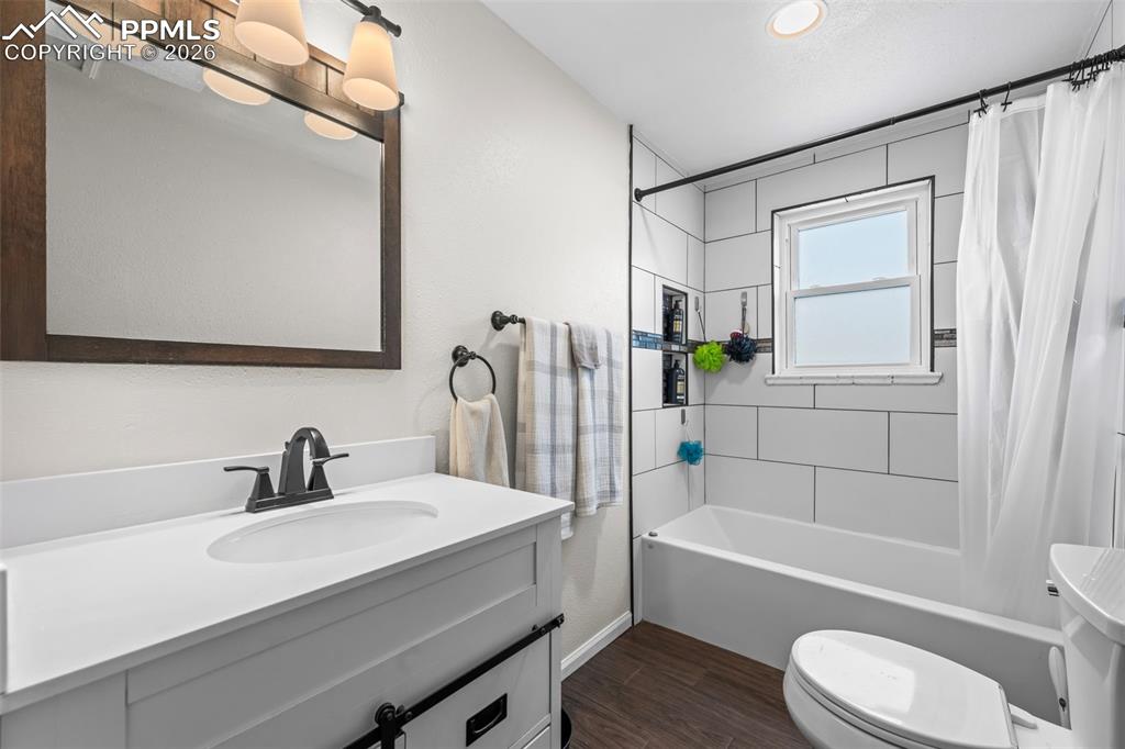 Image 6 of 21: Bathroom