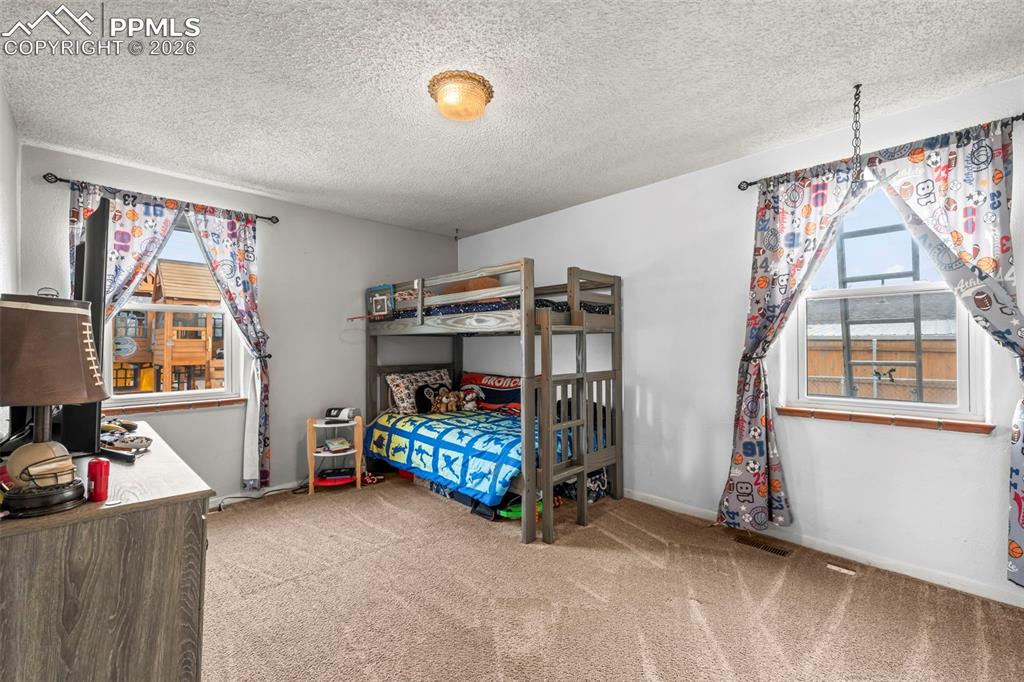 Image 7 of 21: Bedroom