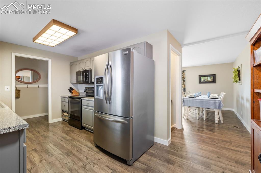 Image 10 of 40: Kitchen