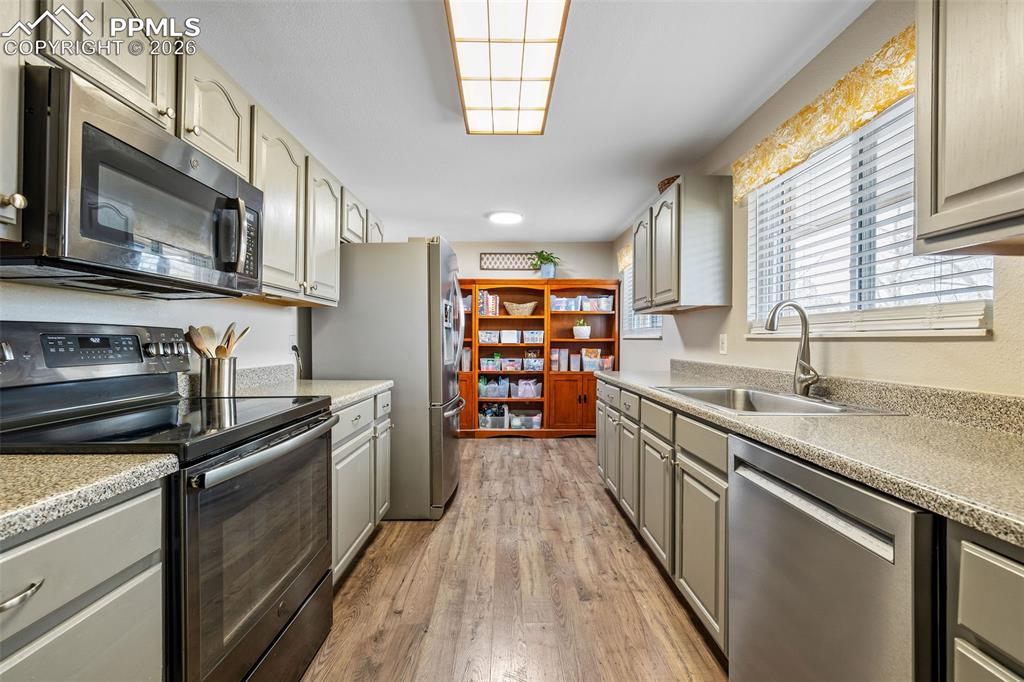 Image 11 of 40: Kitchen