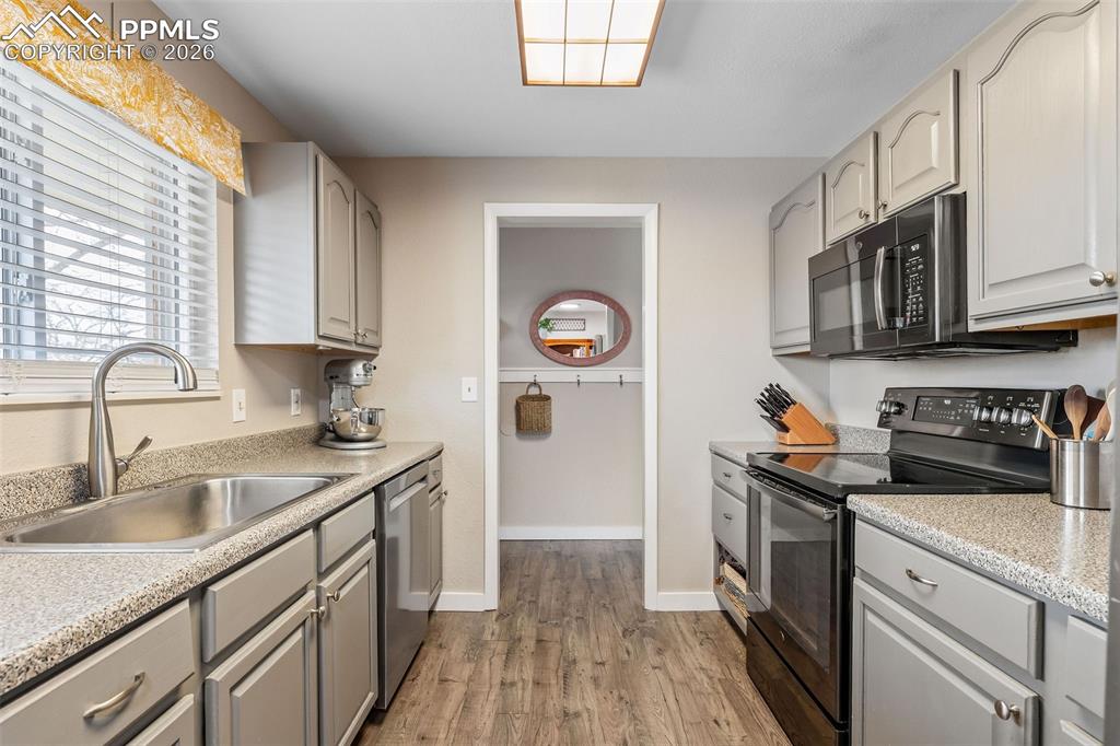 Image 12 of 40: Kitchen