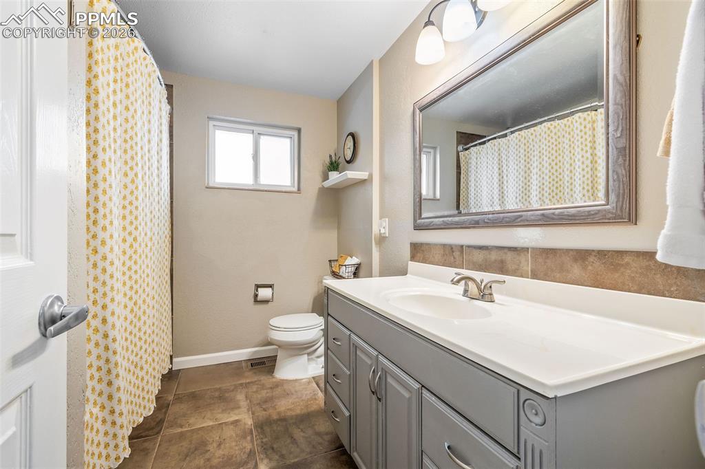 Image 19 of 40: Bathroom