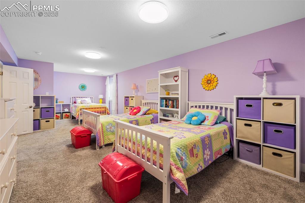 Image 25 of 40: Bedroom