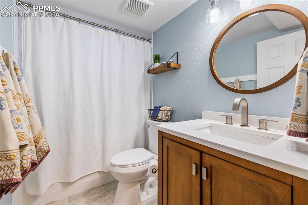 Image 29 of 40: Bathroom