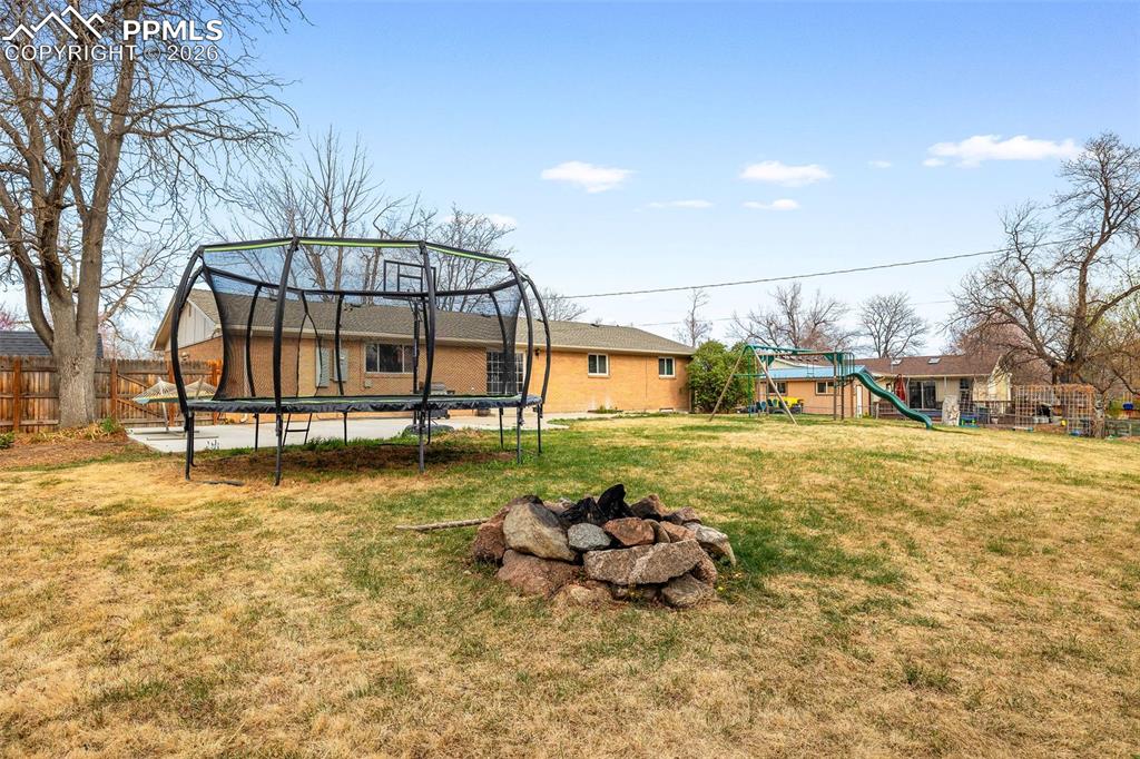 Image 31 of 40: Yard