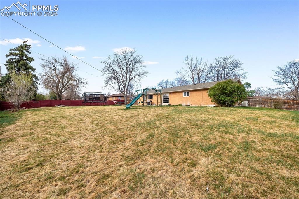 Image 32 of 40: Yard