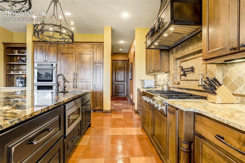Image 12 of 50: Kitchen