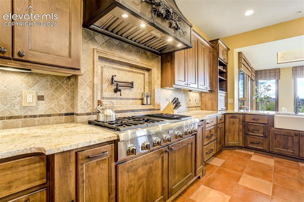 Image 13 of 50: Kitchen