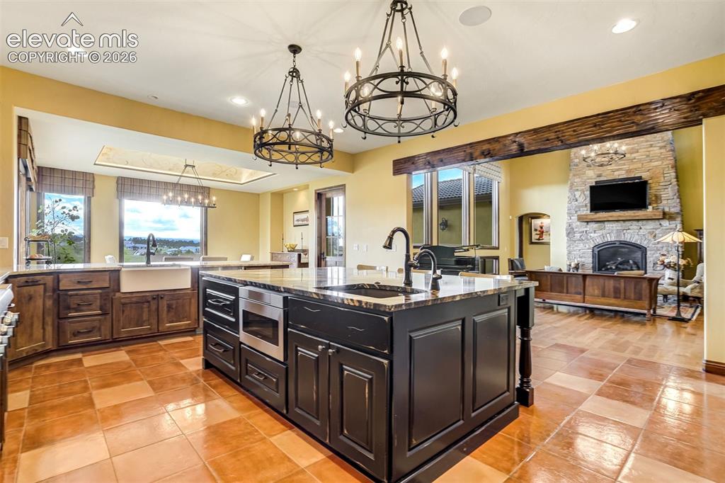 Image 14 of 50: Kitchen