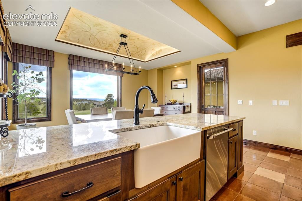 Image 15 of 50: Kitchen