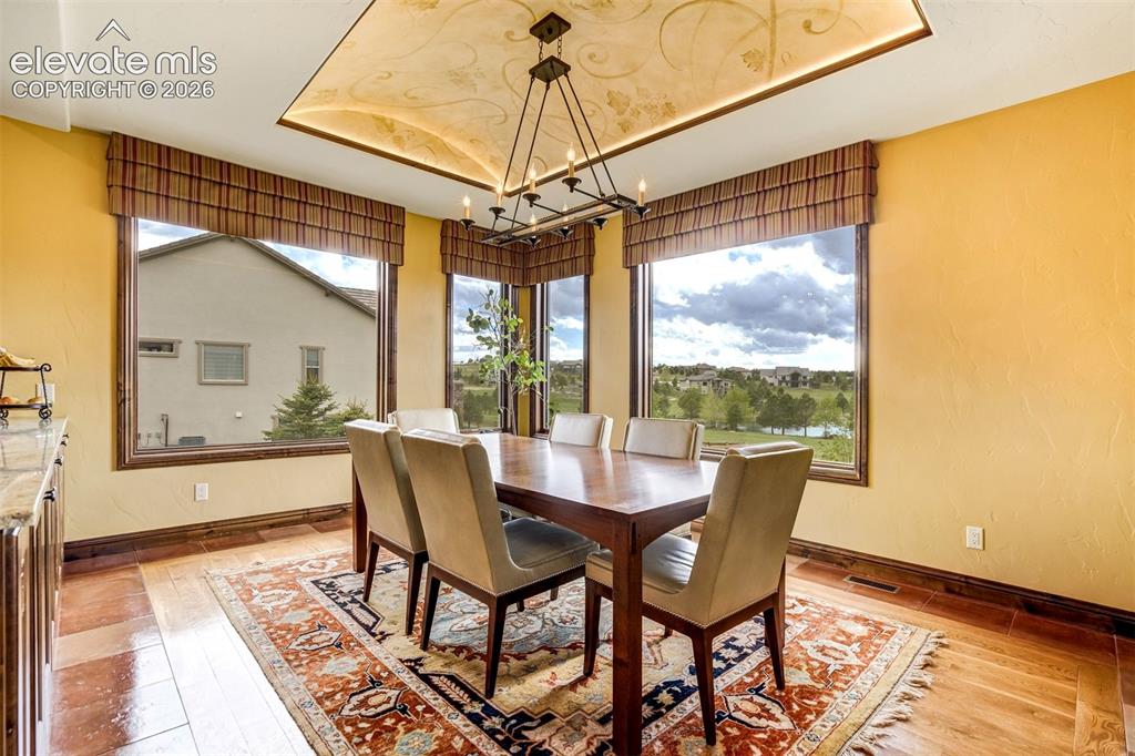 Image 16 of 50: Dining Area