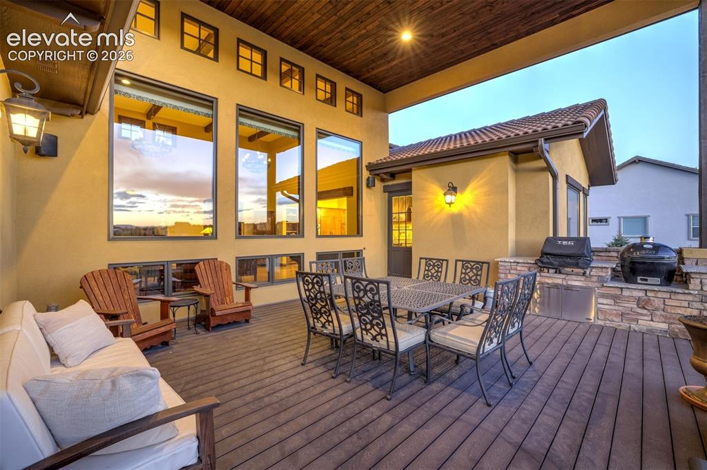 Image 8 of 50: Deck