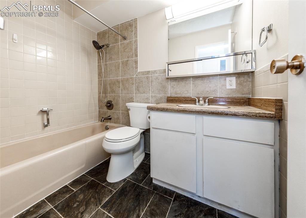 Image 23 of 45: Bathroom