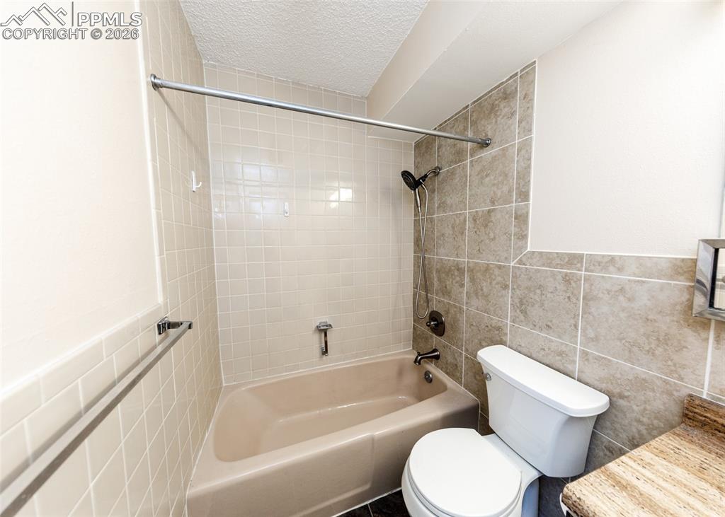 Image 25 of 45: Bathroom