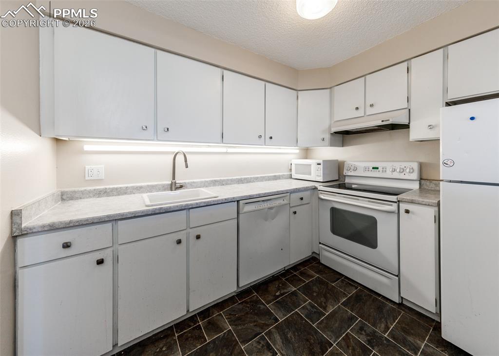 Image 6 of 45: Kitchen