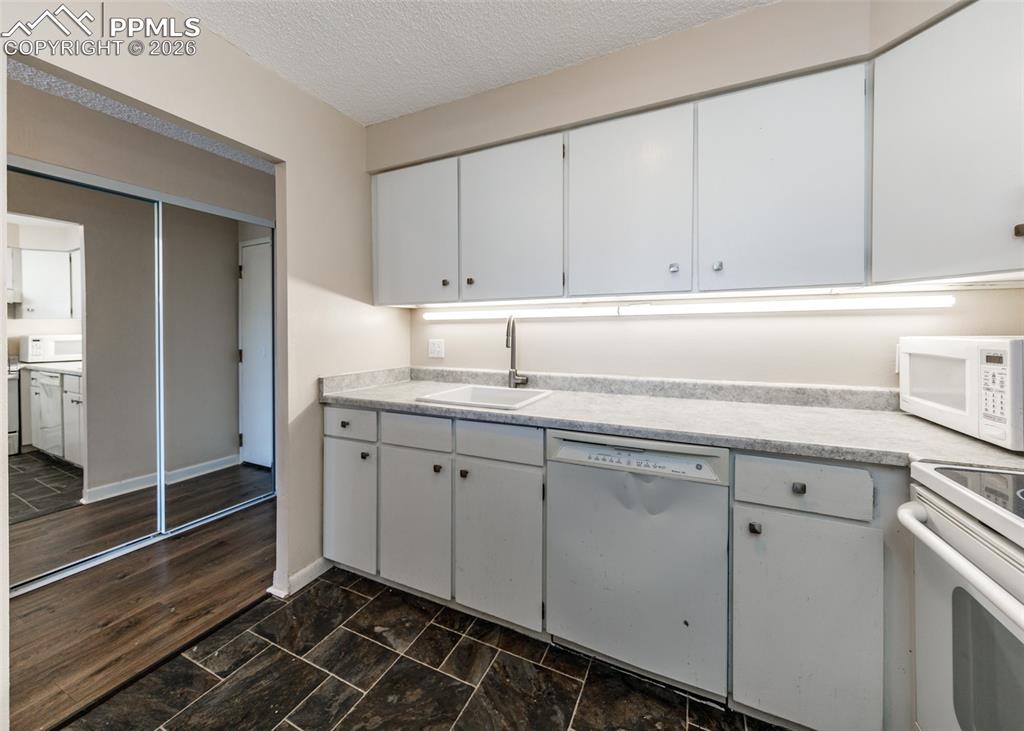 Image 7 of 45: Kitchen