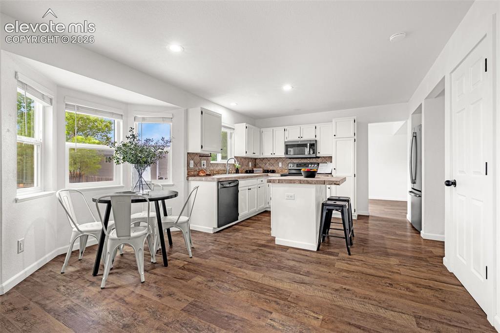 Image 10 of 50: Kitchen