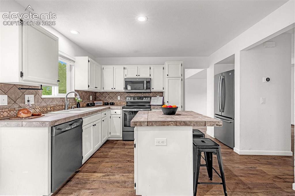 Image 11 of 50: Kitchen