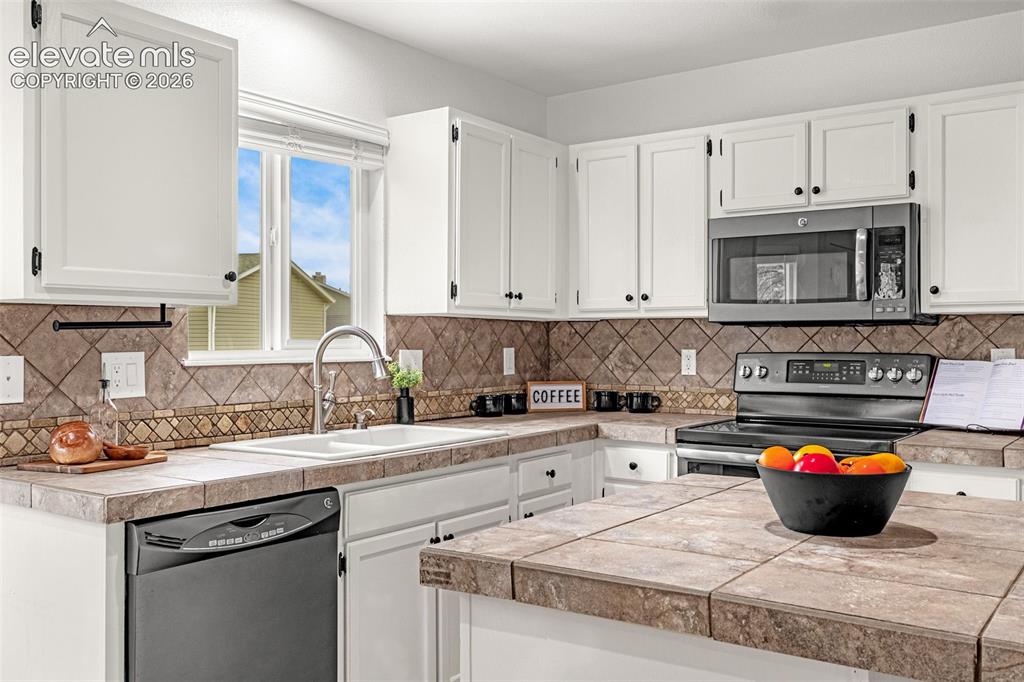 Image 12 of 50: Kitchen