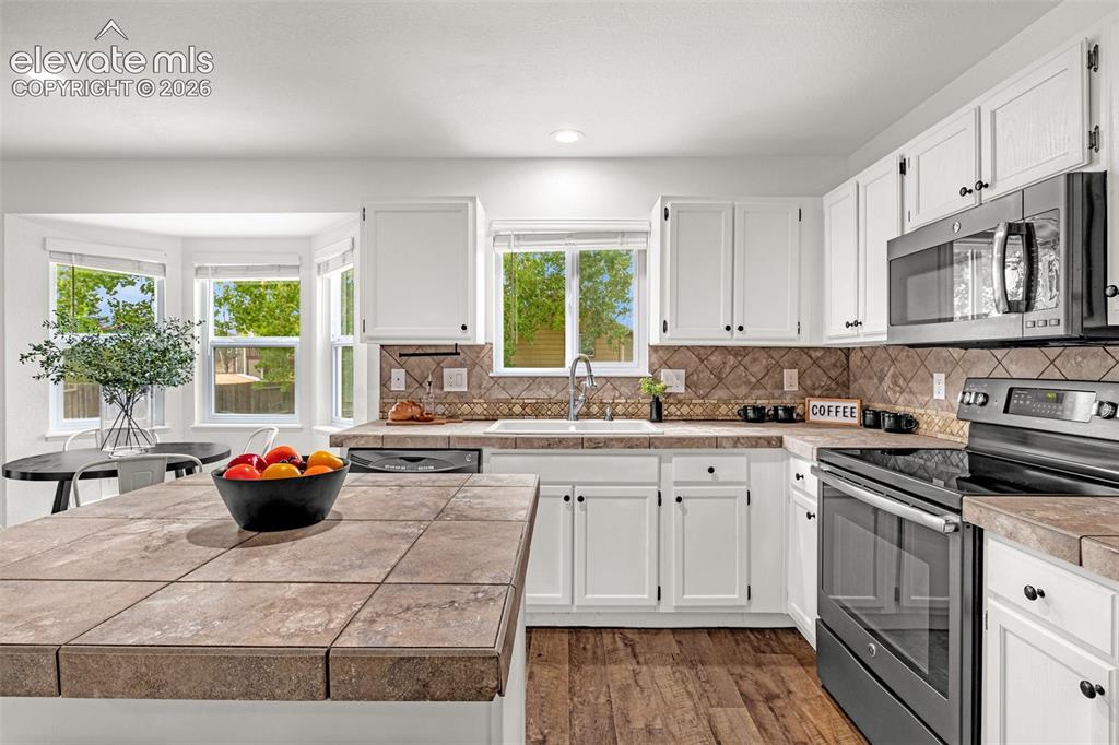 Image 13 of 50: Kitchen