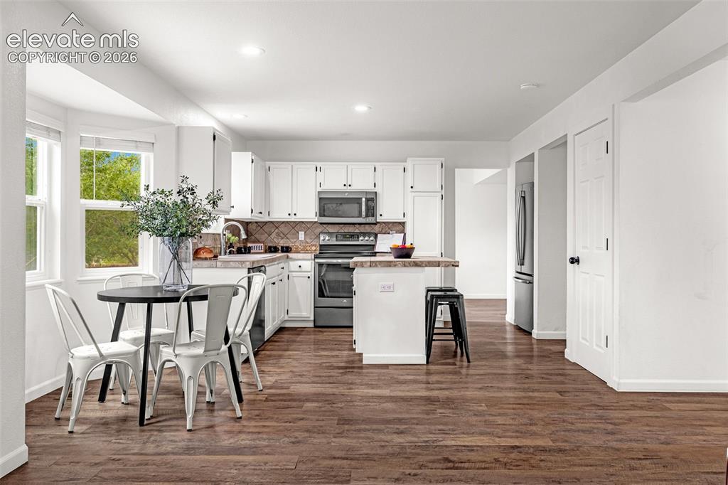 Image 17 of 50: Kitchen