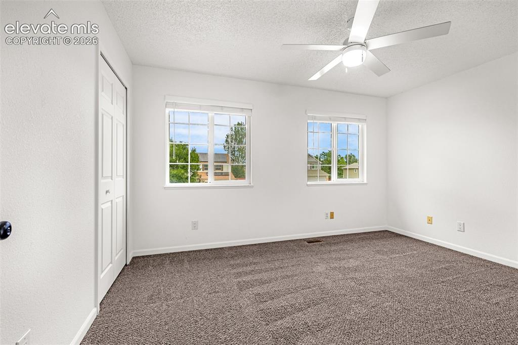 Image 19 of 50: Bedroom