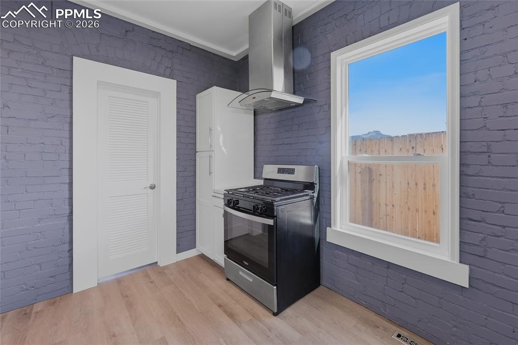 Image 10 of 36: Kitchen