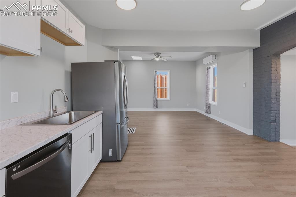 Image 11 of 36: Kitchen