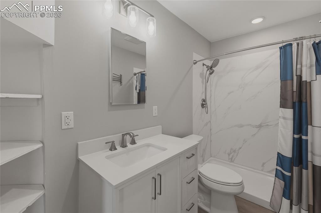 Image 18 of 36: Bathroom