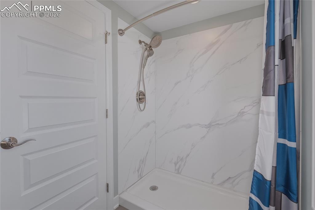 Image 19 of 36: Bathroom