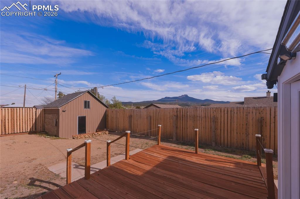 Image 25 of 36: Deck