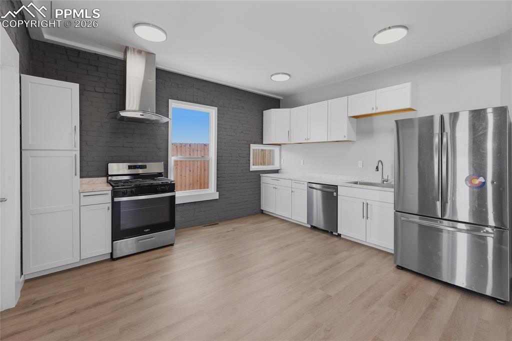 Image 9 of 36: Kitchen