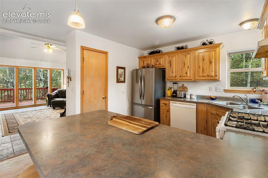 Image 16 of 47: Kitchen