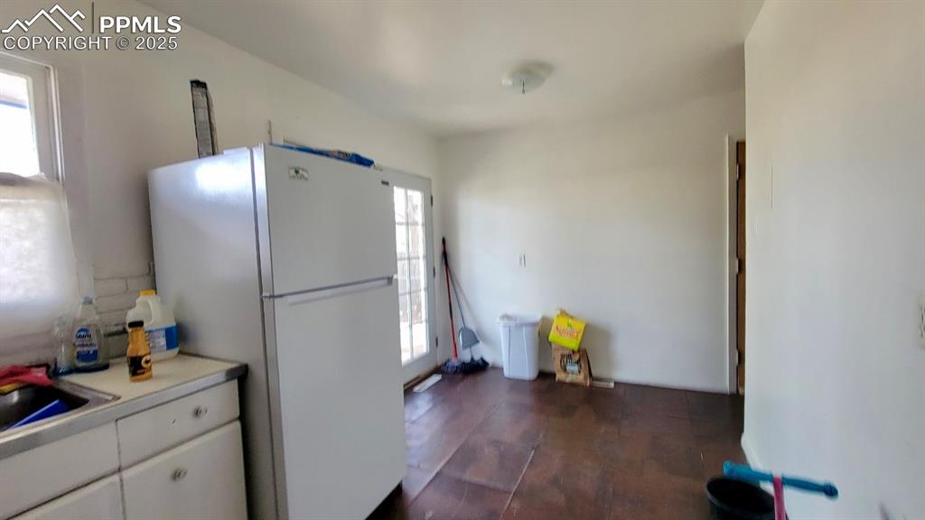 Image 16 of 18: Kitchen