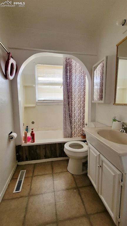 Image 18 of 18: Bathroom