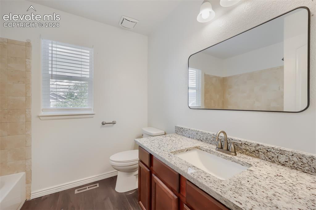 Image 16 of 20: Bathroom