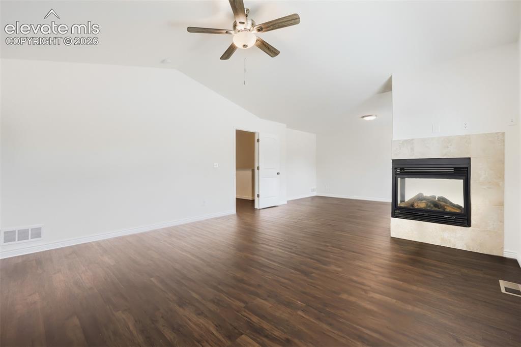 Image 7 of 20: Living Room