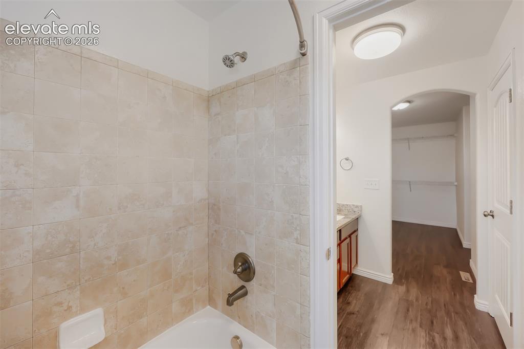 Image 9 of 20: Bathroom