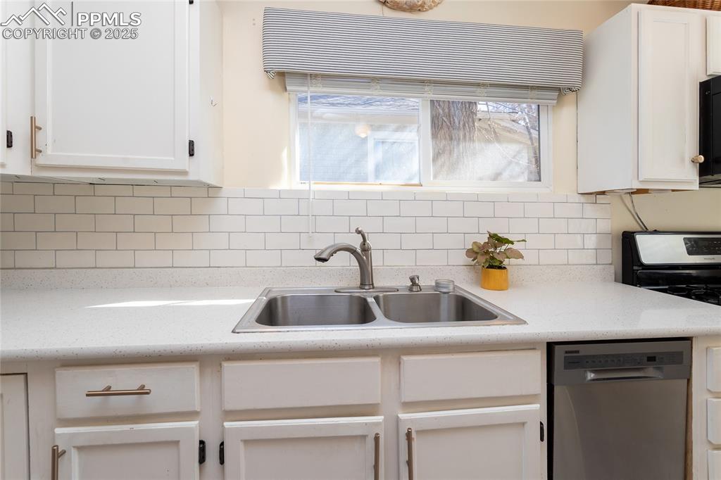 Image 14 of 50: Kitchen
