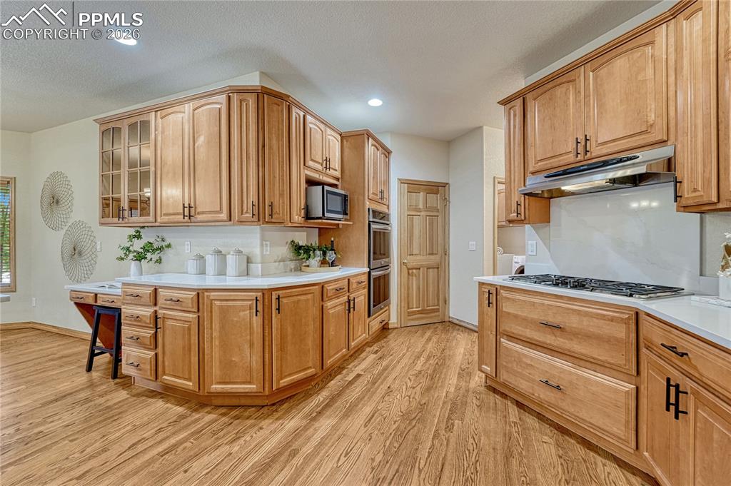 Image 16 of 49: Kitchen